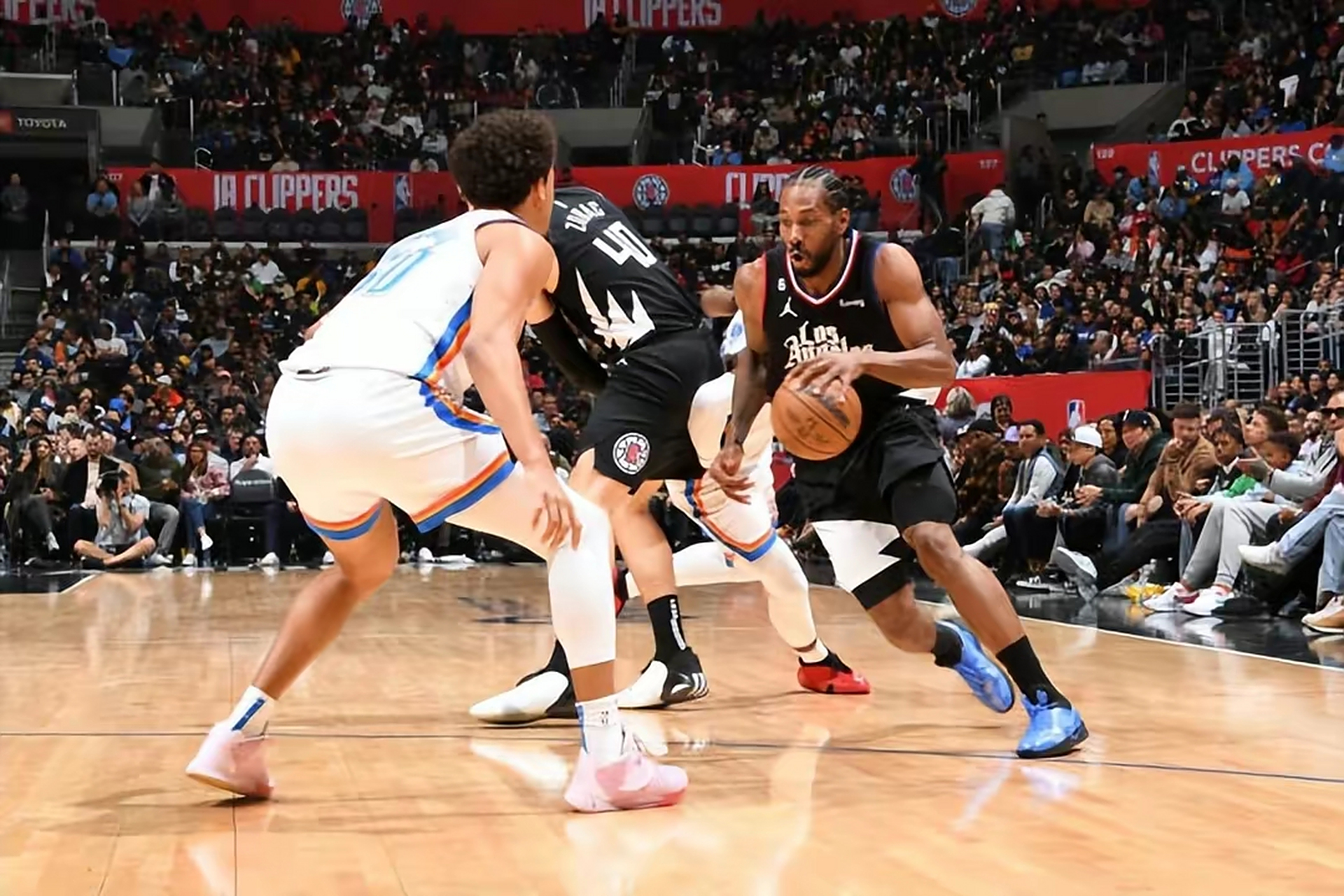 雷霆横扫天津队，伦纳德扛起全队