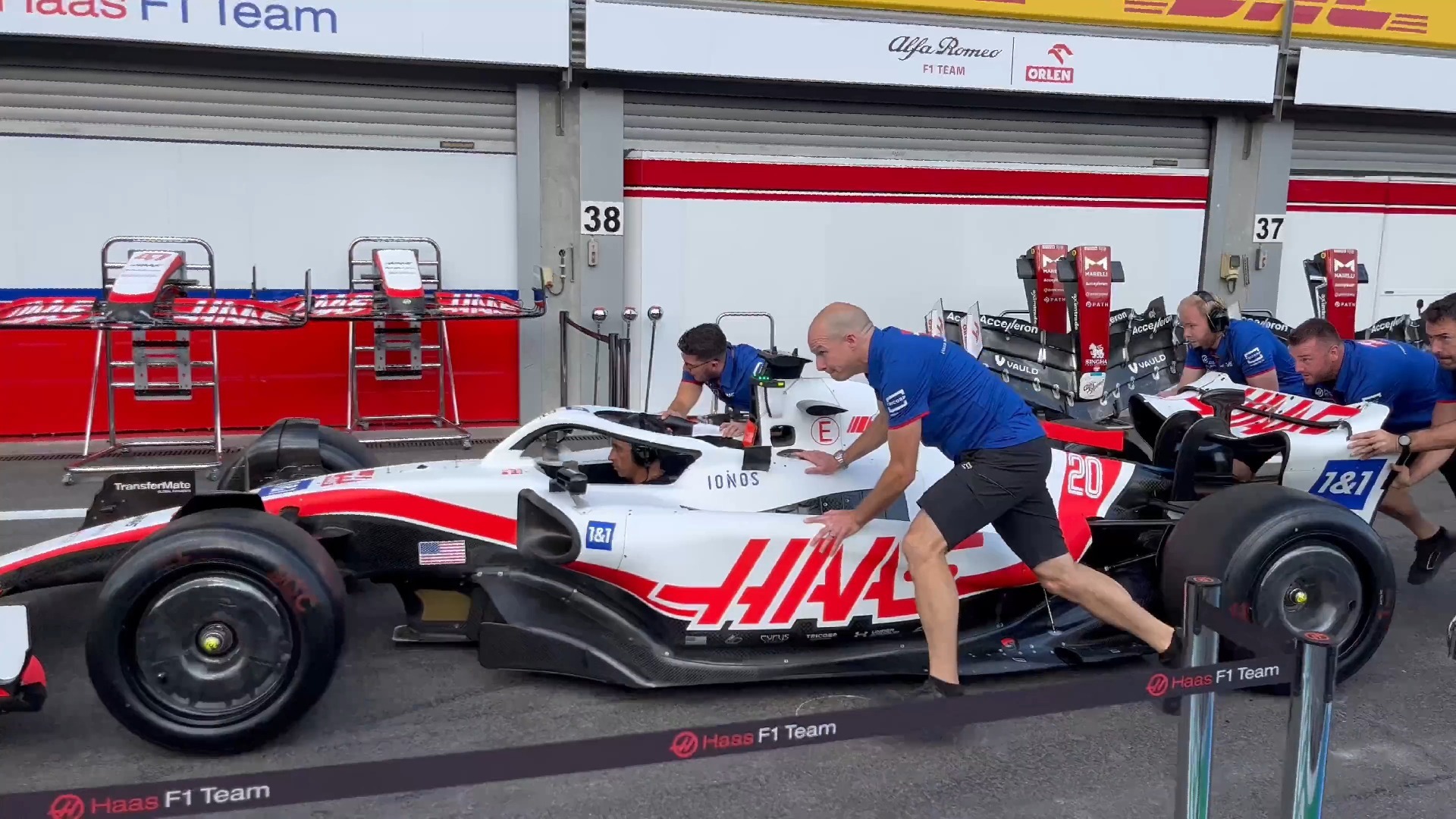 哈斯车队逆转雷诺车队，塞恩斯刷新纪录