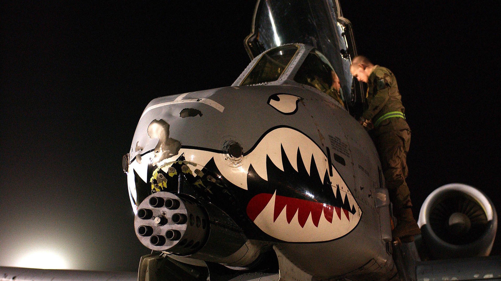 开云体育中国-三重雷霆，当赛道嘶吼与篮筐震颤在同一夜降临